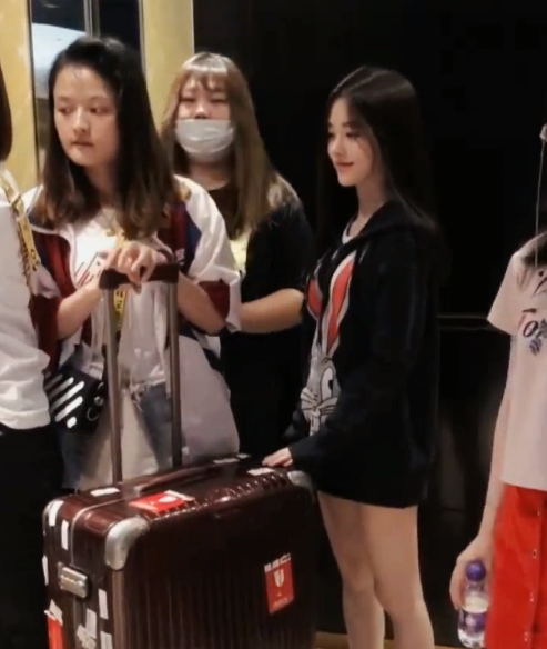 鞠婧祎|鞠婧祎终于学乖了！搭电梯的时候，助理没有驱赶里面的乘客