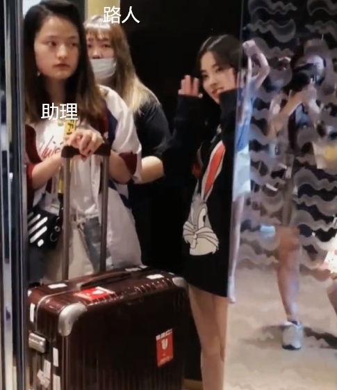 鞠婧祎|鞠婧祎终于学乖了！搭电梯的时候，助理没有驱赶里面的乘客