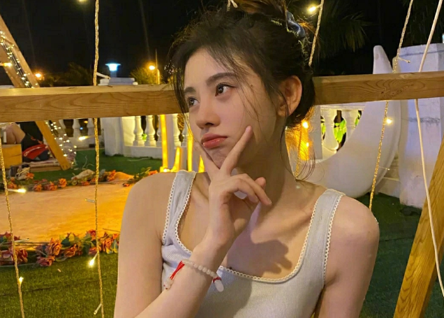 鞠婧祎|鞠婧祎终于学乖了！搭电梯的时候，助理没有驱赶里面的乘客