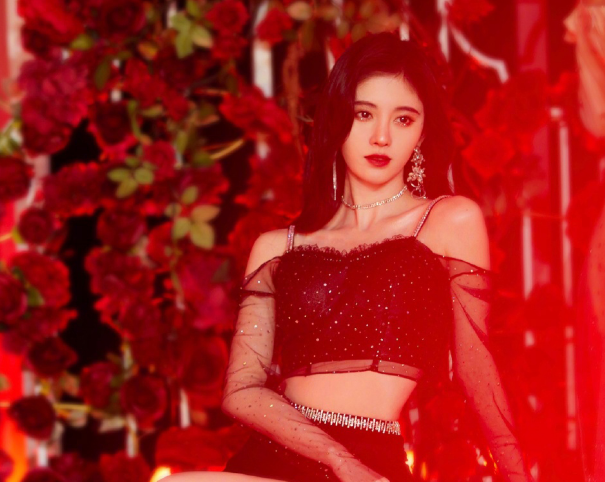 鞠婧祎|鞠婧祎终于学乖了！搭电梯的时候，助理没有驱赶里面的乘客