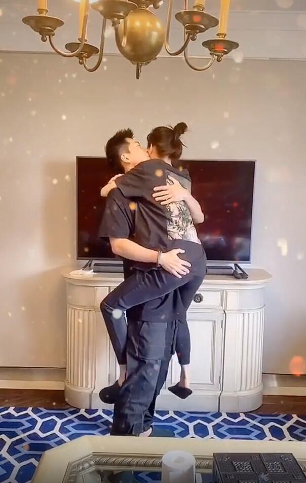 何超莲|何超莲窦骁同居再添实锤？女方自拍臭美，窦骁在一旁哼歌秀恩爱