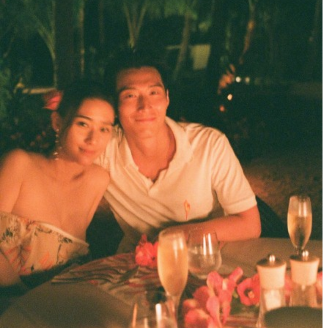 何超莲|何超莲窦骁同居再添实锤？女方自拍臭美，窦骁在一旁哼歌秀恩爱