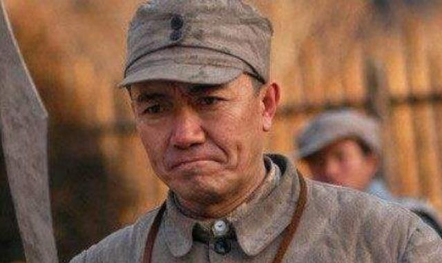 李云龙|“李云龙”健康引人担忧，大热天穿厚外套包裹严实，62岁人气不减