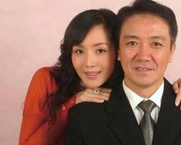 李云龙|“李云龙”健康引人担忧，大热天穿厚外套包裹严实，62岁人气不减