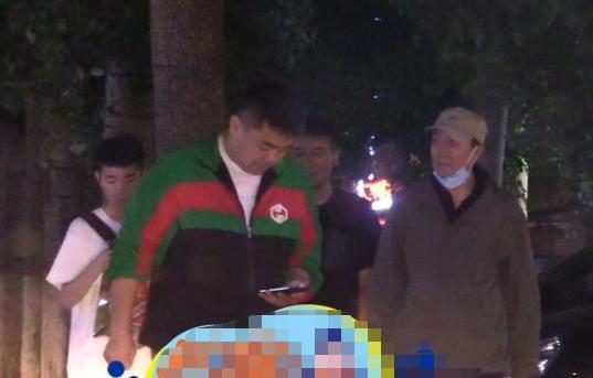 李云龙|“李云龙”健康引人担忧，大热天穿厚外套包裹严实，62岁人气不减