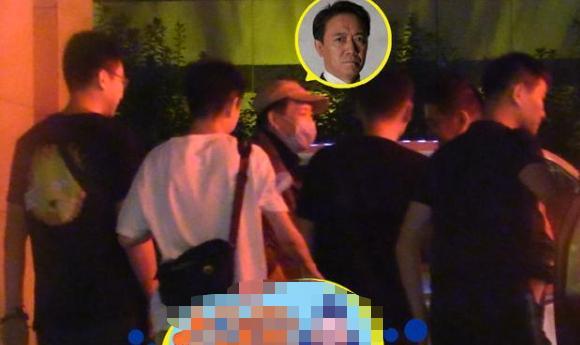 李云龙|“李云龙”健康引人担忧，大热天穿厚外套包裹严实，62岁人气不减