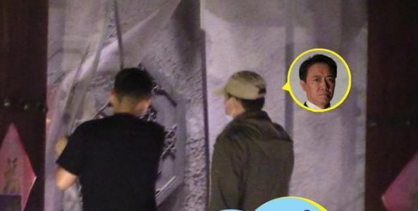 李云龙|“李云龙”健康引人担忧，大热天穿厚外套包裹严实，62岁人气不减