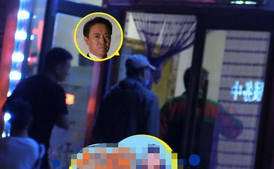 李云龙|“李云龙”健康引人担忧，大热天穿厚外套包裹严实，62岁人气不减