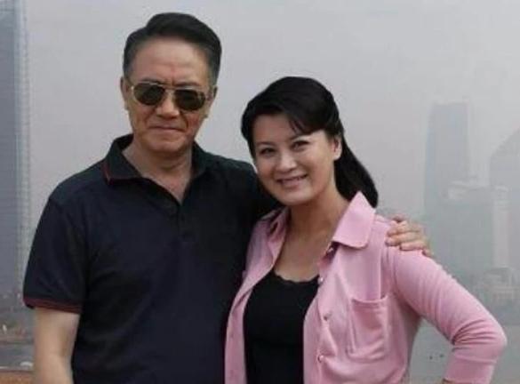 李云龙|“李云龙”健康引人担忧，大热天穿厚外套包裹严实，62岁人气不减