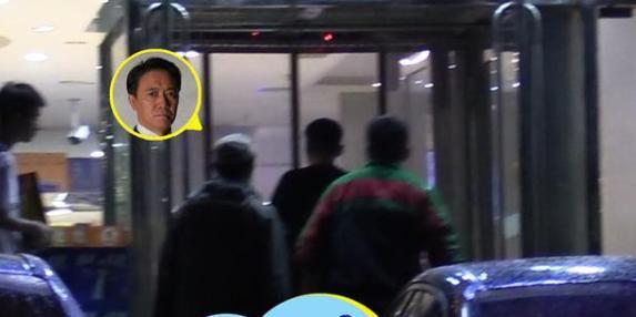 李云龙|“李云龙”健康引人担忧，大热天穿厚外套包裹严实，62岁人气不减