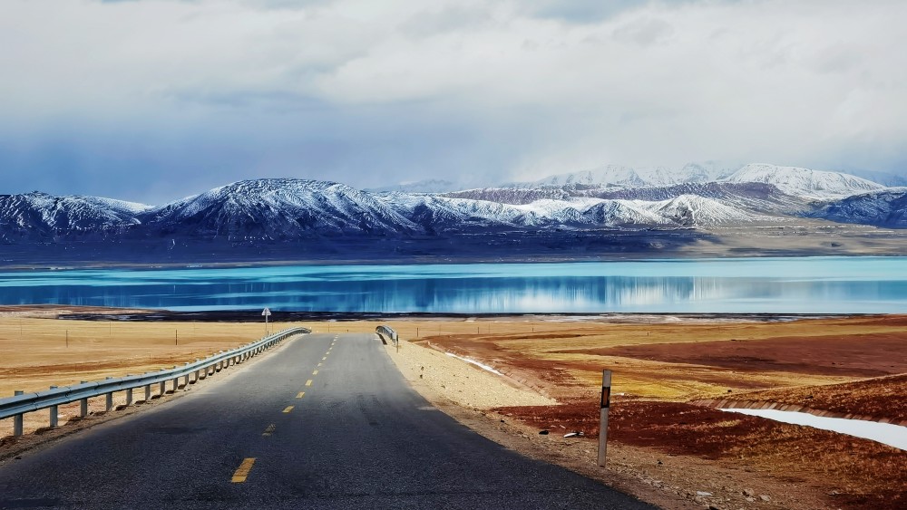 从松西达坂下来,一幅令人惊艳的画面映入视野.
