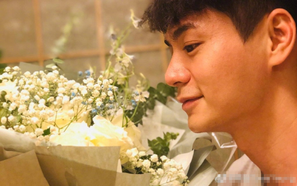 杨怡|杨怡当妈后首个生日，与老公一起庆祝，素颜怼镜拍照依旧是大美人