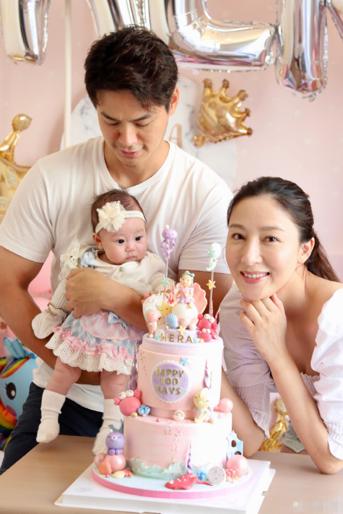 杨怡|杨怡当妈后首个生日，与老公一起庆祝，素颜怼镜拍照依旧是大美人
