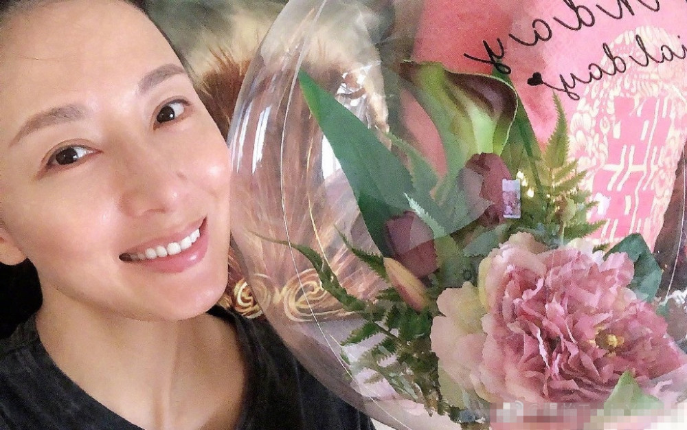 杨怡|杨怡当妈后首个生日，与老公一起庆祝，素颜怼镜拍照依旧是大美人
