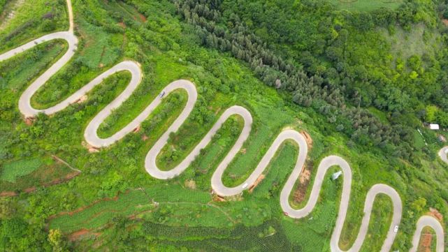 云南有条公路63公里竟有68个弯平均每10秒就要拐一个弯