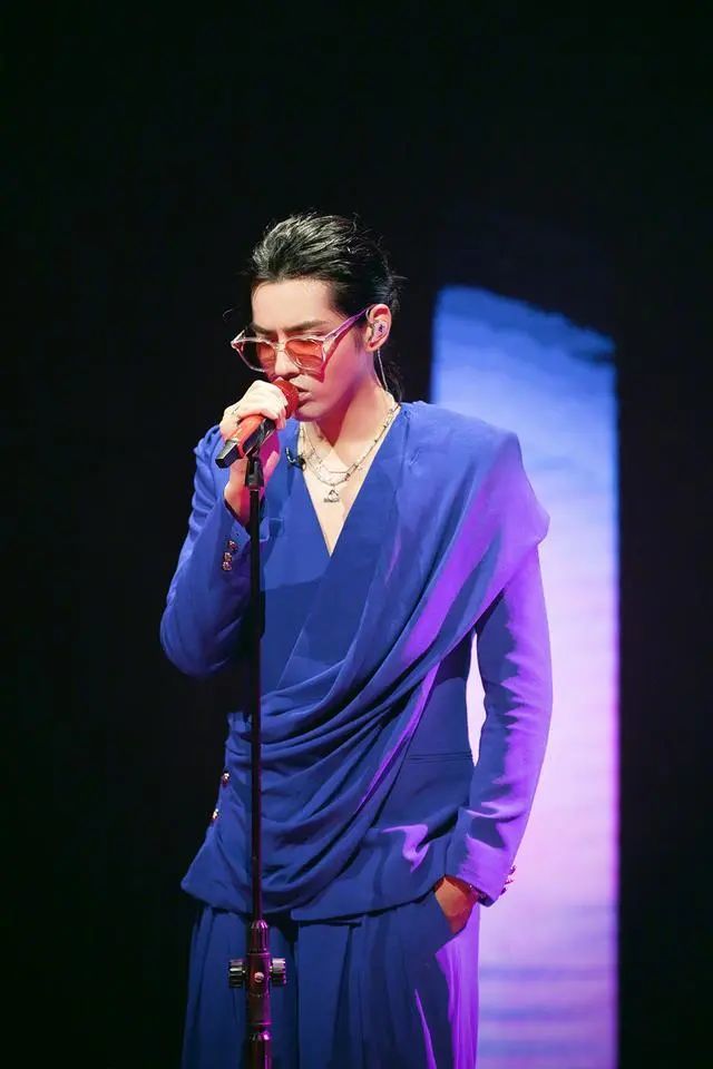 吴亦凡身穿蓝色深v西装大胆前卫,而衬衫配吊带马甲帅气洒脱!