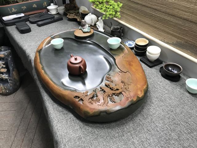砚石|把一块黄中带红的砚石，雕刻成“艺术品”，再制成茶盘会成为啥样