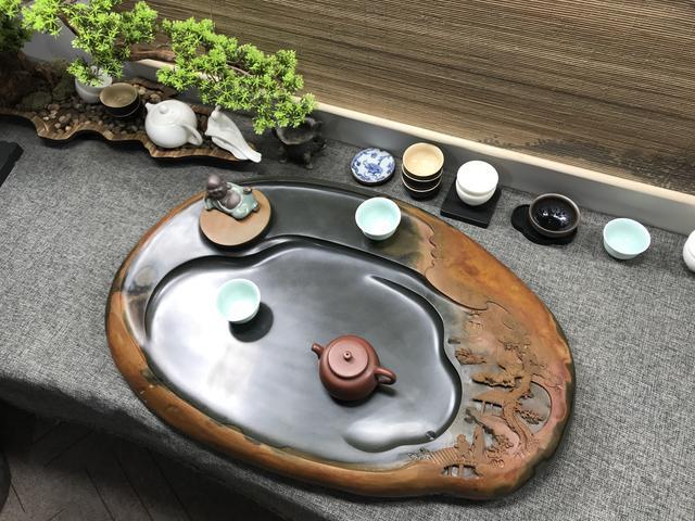 砚石|把一块黄中带红的砚石，雕刻成“艺术品”，再制成茶盘会成为啥样