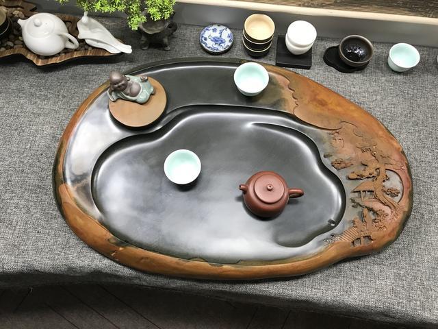 砚石|把一块黄中带红的砚石，雕刻成“艺术品”，再制成茶盘会成为啥样