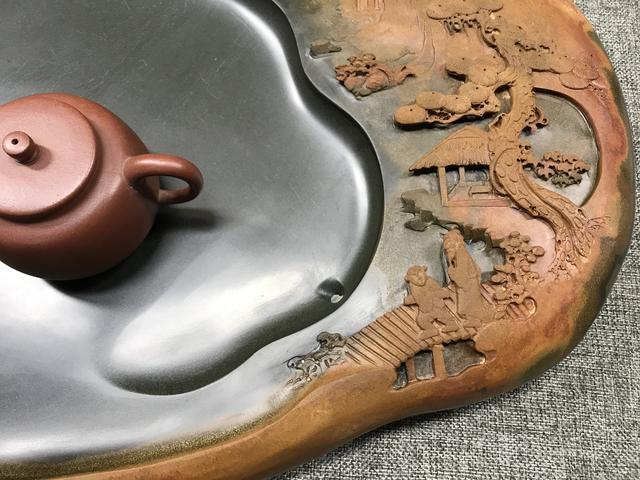 砚石|把一块黄中带红的砚石，雕刻成“艺术品”，再制成茶盘会成为啥样