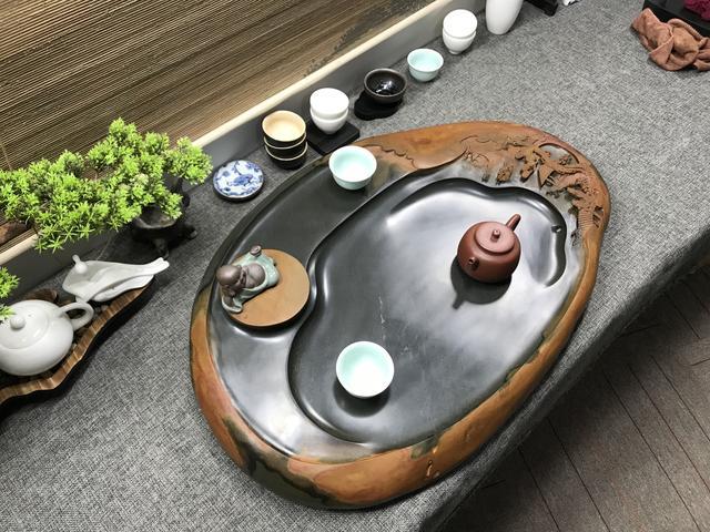 砚石|把一块黄中带红的砚石，雕刻成“艺术品”，再制成茶盘会成为啥样