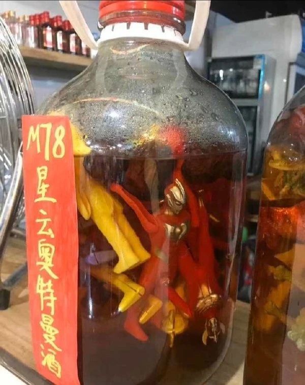 爆笑照片:看到这个酒坛子,差点没把爷爷气晕过去