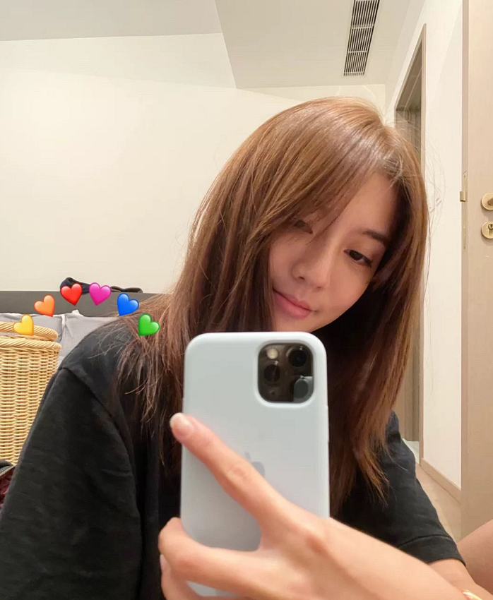 张馨月|又较劲？张馨月被曝产女后，吴千语抱小宝宝合照，一脸甜笑超温柔