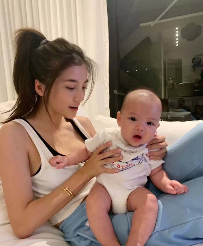 张馨月|又较劲？张馨月被曝产女后，吴千语抱小宝宝合照，一脸甜笑超温柔