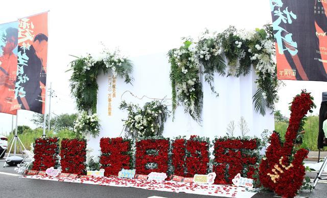谢霆锋|谢霆锋40岁生日太奢华，摆花墙众人捧场，此前曾批某艺人排场大