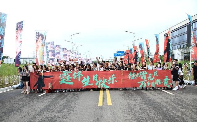 谢霆锋|谢霆锋40岁生日太奢华，摆花墙众人捧场，此前曾批某艺人排场大