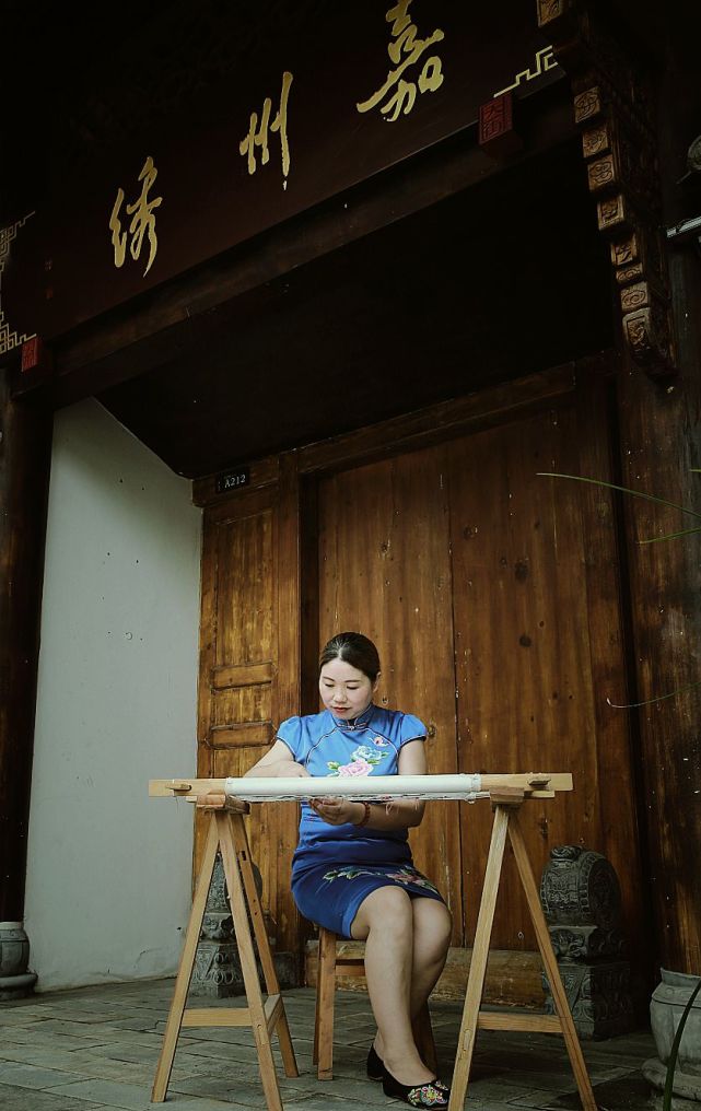四川这位绣娘把乐山这座城绣在布里外国游客如获至宝