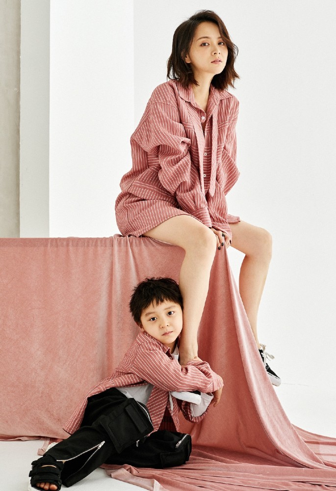 邓莎带儿子拍写真,妈妈清纯靓丽,儿子帅气可爱,辣妈萌娃超养眼