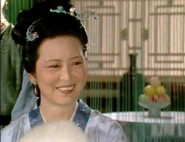 红楼梦|《红楼梦》里，王夫人在贾府的地位有多高？看有多少姓王的嬷嬷