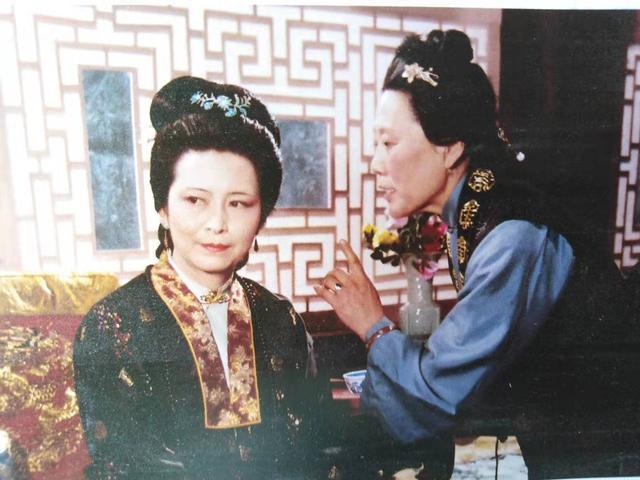 红楼梦|《红楼梦》里，王夫人在贾府的地位有多高？看有多少姓王的嬷嬷