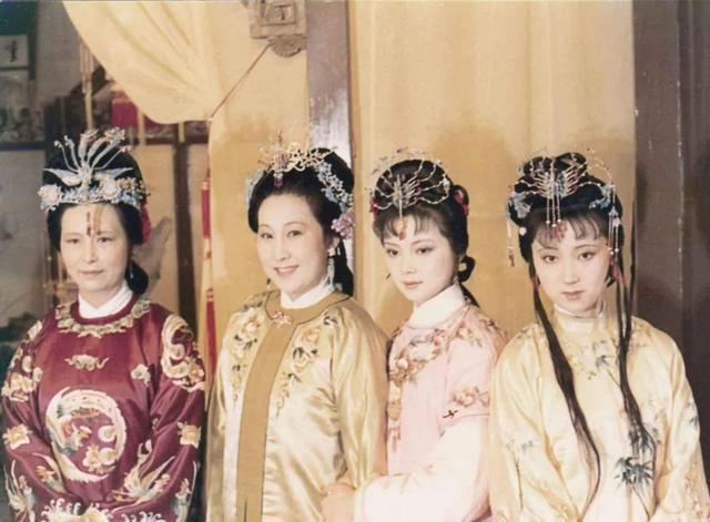 红楼梦|《红楼梦》里，王夫人在贾府的地位有多高？看有多少姓王的嬷嬷