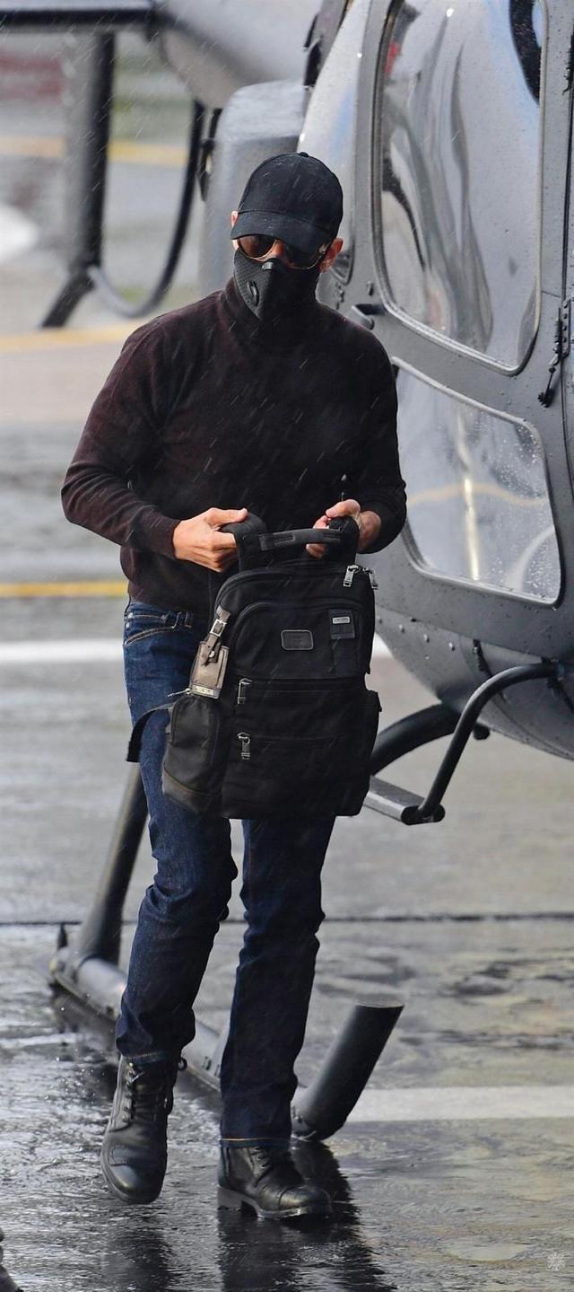 虽然是私人行程,但是汤姆·克鲁斯还是全副武装,打扮比较低调,戴着