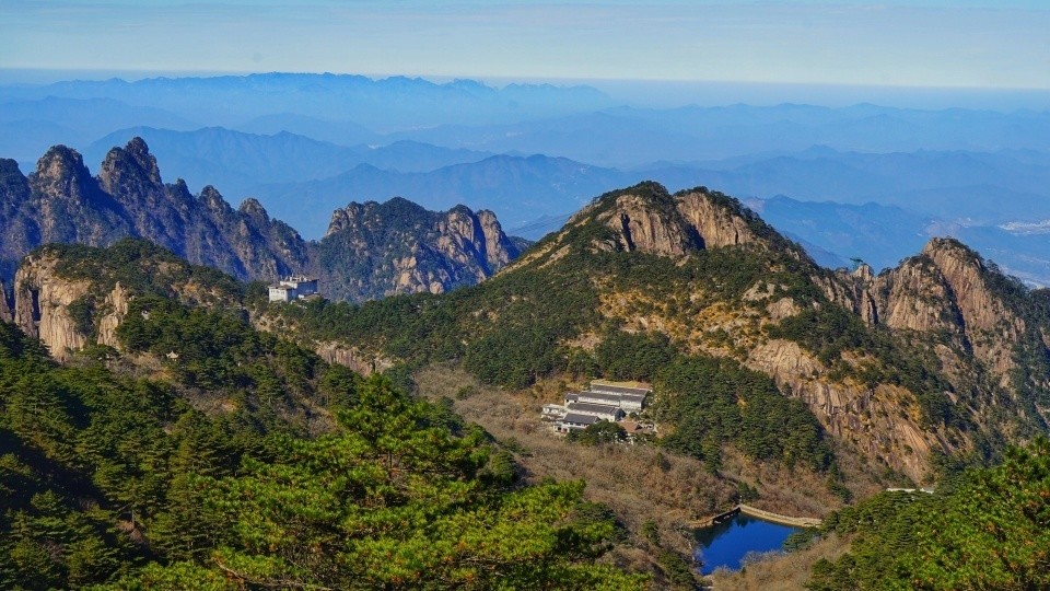 安徽三大名山中都有不同的神秘色彩最有名的山因煉丹之說而得名