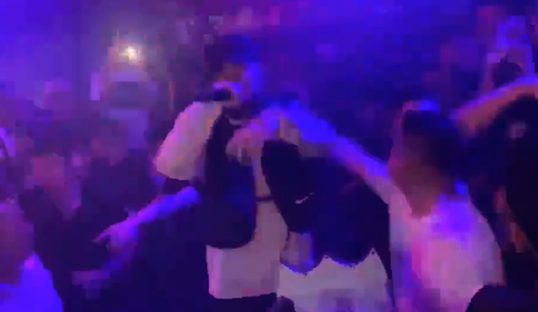 pgone|PGone国内复出受挫，现身酒吧表演不准上台，仅唱十分钟就被骂到退场