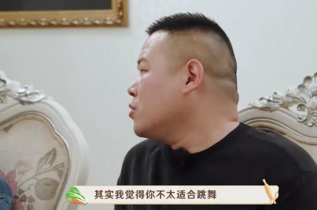 岳云鹏|岳云鹏嫌弃女明星腿粗，被网友骂上热搜：别拿嘴欠当幽默了