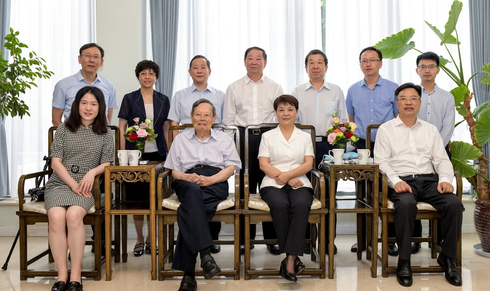 杨振宁|44岁翁帆陪夫公开亮相，她近照略显发福，憔悴了不少