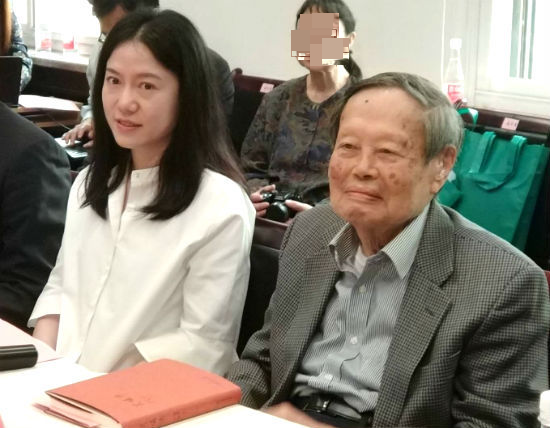 杨振宁|44岁翁帆陪夫公开亮相，她近照略显发福，憔悴了不少