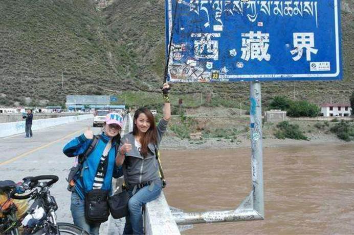 川藏线上的穷游女,如何完成漫长旅途的:是司机们的轮流帮助?