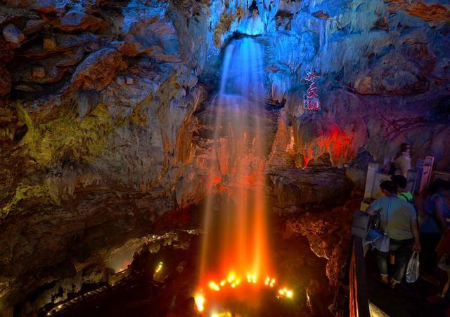 我国一神秘山洞,相传洞内盘旋两条龙,游客躺着坐船才能进入