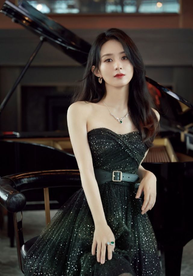 就如赵丽颖粉丝团负责人小水说的"喜欢她之后,我觉得每一个人都可以有