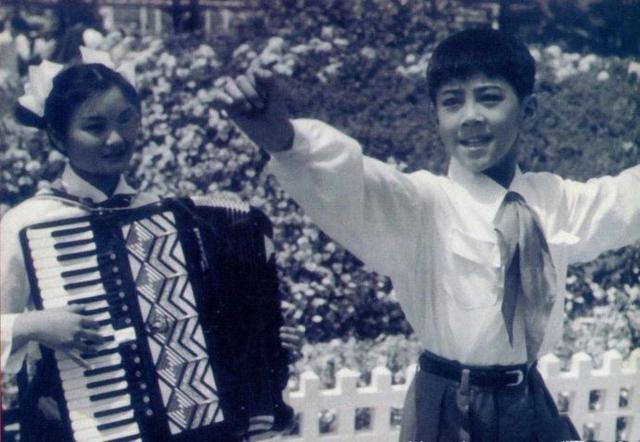 王耀庆|《哥哥》5名大龄男星年轻旧照：胡军爆炸头好酷，王耀庆阳光帅气