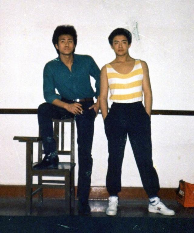 王耀庆|《哥哥》5名大龄男星年轻旧照：胡军爆炸头好酷，王耀庆阳光帅气