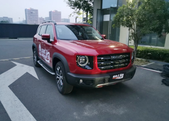 红色哈弗大狗实车亮相主打科技配置四驱带锁越野能力不俗