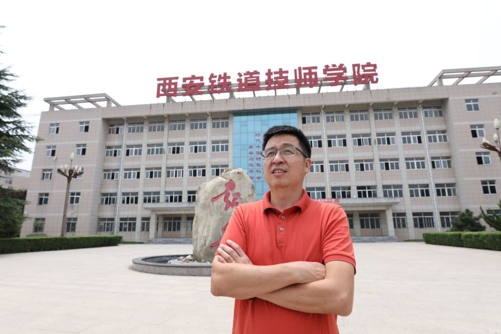 蔡建林献身职业教育爱心不改勇立潮头