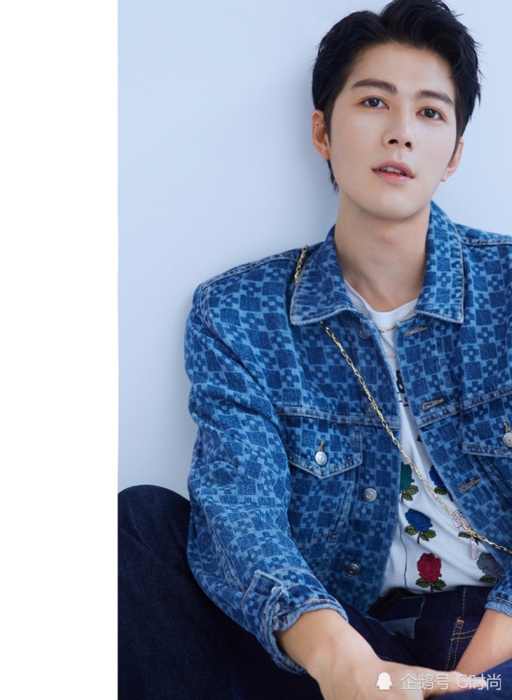 陈学冬身穿白色衬衫搭配蓝色星辰牛仔夹克 清爽时尚