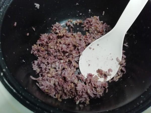 2.把米放入锅中清洗干净后加入煮米饭的水.